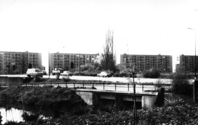 84157 Gezicht op de flatgebouwen aan de Karel Doormanlaan te Utrecht, uit het zuidoosten; in het midden de ...