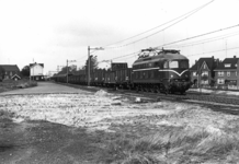 160940 Afbeelding van een goederentrein getrokken door de electrische locomotief nr. 1002 (serie 1000) van de N.S. te ...