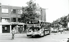 86158 Afbeelding van een Daf-Hainje standaardbus van het G.V.U. als lijn 4 naar de Fockema Andreaelaan op de kruising ...