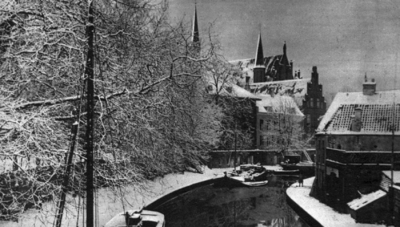 67915 Gezicht over de Oudegracht te Utrecht; rechts de Twijnstraat aan de Werf in een besneeuwde omgeving.