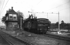 160424 Afbeelding van de stoomlocomotief nr. 7103 (serie 7100) van de N.S. met een bovenleidingmontagewagen, tijdens de ...