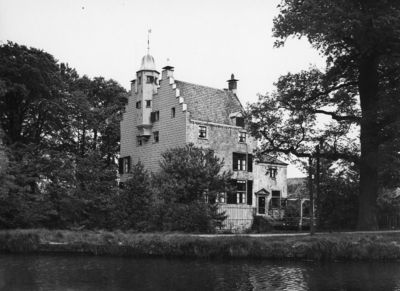 92219 Gezicht over de Vecht op de linker- en voorgevel van het kasteel Oudaen te Breukelen.