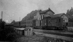 161391 Afbeelding van een trein op het N.S.-station Eibergen te Eibergen (op de laatste dag van de exploitatie ...