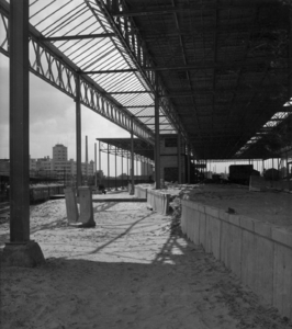 156409 Gezicht op de in aanbouw zijnde perrons en perronkap van het nieuwe N.S.-station Eindhoven te Eindhoven.