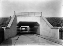 164218 Gezicht op het spoorviaduct (vermoedelijk) over de Oosterringdijk te Amsterdam, aan de oostzijde van het ...