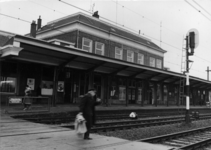 153024 Gezicht op de perronzijde van het N.S.-station Apeldoorn te Apeldoorn.