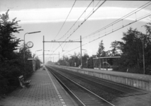 153048 Gezicht op de perrons met abri van het N.S.-station Bunnik te Bunnik.