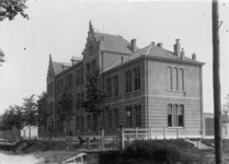 72388 Gezicht op de voor- en zijgevel van de in 1913 opgerichte Openbare School Timorkade 16 te Utrecht.N.B. Het Adres ...