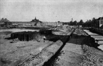 72254 Gezicht op een, in verband met de demping van de Vleutensche Wetering, opgebroken Vleutenseweg te Utrecht ter ...