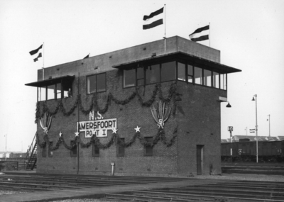 157422 Gezicht op het seinhuis post I van de N.S. op het emplacement te Amersfoort met versieringen ter gelegenheid van ...