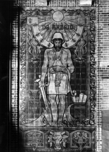 155123 Afbeelding van het tegeltableau De Arbeid in het N.S.-station Groningen te Groningen.