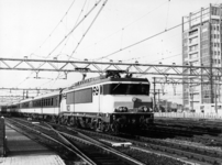 155442 Afbeelding van de electrische locomotief nr. 1623 (serie 1600) van de N.S. met ICR-rijtuigen aan de westzijde ...