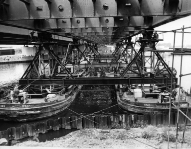 83875 Afbeelding van het optillen van de oude Galecopperbrug over het Amsterdam-Rijnkanaal te Utrecht, voor de ...