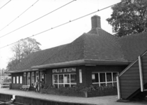 150587 Gezicht op de perronzijde van het N.S.-station Putten te Putten.