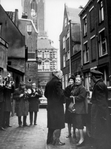 157540 Afbeelding van Koningin Juliana, haar secretaresse jonkvrouwe C. E. B. Roëll en burgemeester jhr. mr. dr. C. J. ...