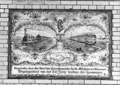 155169 Afbeelding van het tegeltableau aan het perrongebouw van het N.S.-station Haarlem, aangeboden door de Bond van ...