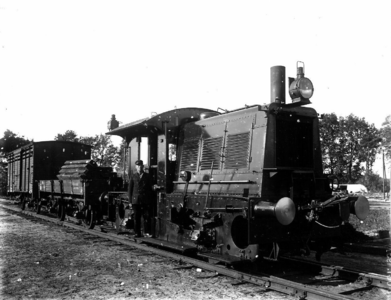 163317 Afbeelding van een locomotor (serie 200/300) van de N.S. met automatische ontkoppelinrichting en rangeerder W. ...