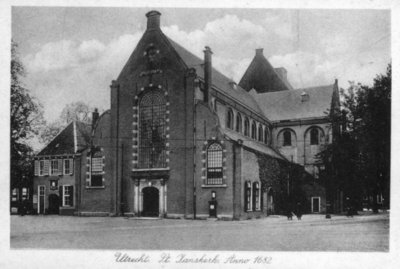 121926 Gezicht op de westgevel van de Janskerk (Janskerkhof) te Utrecht.
