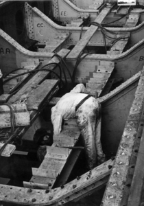 155509 Afbeelding van de herstellingswerkzaamheden aan de Gouwebrug te Gouda na een ontsporing.