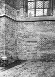 81643 Gezicht op een dicht gemetselde ingang naar het koor van de Jacobikerk (Jacobskerkhof) te Utrecht.