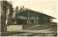 162776 Gezicht op het N.S.-station Ermelo-Veldwijk te Ermelo.N.B. De stationsnaam Ermelo-Veldwijk is op 5-10-1952 ...