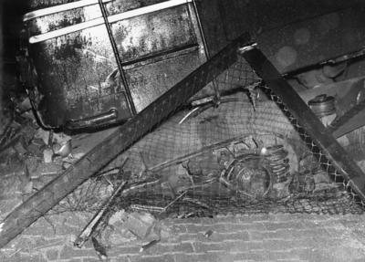 155525 Afbeelding van de van het landhoofd van de in aanbouw zijnde Maasbrug te Venlo gestorte electrische locomotief ...