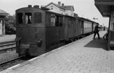 160798 Afbeelding van de stoomlocomotief nr. 43 van de N.T.M. met een tram T1560 langs het perron van het N.S.-station ...