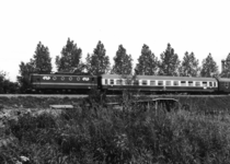 151068 Afbeelding van de electrische locomotief nr. 1106 (serie 1100) van de N.S. met internationale rijtuigen van de ...