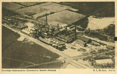 162656 Luchtfoto van de N.V. Koninklijke Nederlandsche Zoutindustrie te Boekelo aan de spoorlijn Neede-Hengelo G.O.L.S.