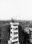 92306 Gezicht op de observatietoren met meetapparatuur van het Koninklijk Nederlands Meteorologisch Instituut te De ...