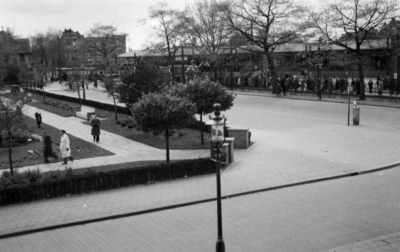 24784 Gezicht op het tramstation van de N.B.M. aan de Slotlaan te Zeist, tijdens de paasdrukte, uit het oosten. Op de ...