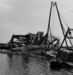 157747 Gezicht op de tijdens de oorlog vernielde spoorbrug over de Maas te Buggenum.