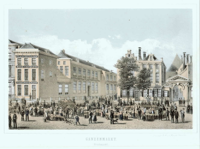 35343 Gezicht op de Ganzenmarkt te Utrecht tijdens een marktdag met links de drukkerij van P.W. van de Weijer aan de ...