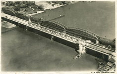 162725 Luchtfoto van de verkeersbrug en de spoorbrug over de Oude Maas te Dordrecht.