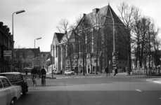 82023 Gezicht op de Janskerk (Janskerkhof) te Utrecht, uit het zuidoosten.