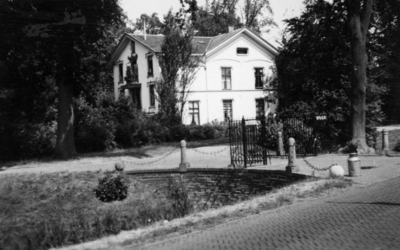 26282 Gezicht op het huis Middenhoek aan de Rijksstraatweg te Loenen aan de Vecht.