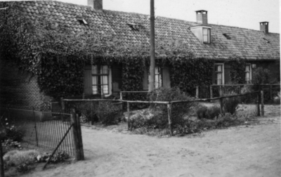 26275 Gezicht op de Tusschenhoeven ( Lange Buurt ) bij het Jodenkerkhof te Bilthoven.