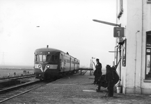 151341 Afbeelding van een diesel-electrisch treinstel DE 2 (serie 61-106 / Blauwe Engel) van de N.S. bij aankomst op ...