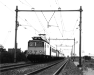 151077 Afbeelding van een electrische locomotief nr. 1146 (serie 1100) met rijtuigen van de N.S. bij Deurne.