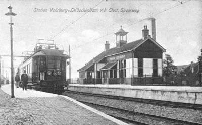 161543 Gezicht op het station Voorburg-Leidschendam van de Z.H.E.S.M. te Leidschendam. Links een electrische trein van ...