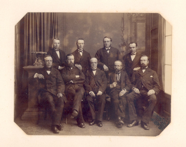 31836 Groepsportret van de leden van de Commissie voor Kleding en Dekking te Utrecht, ten voeten uit, zittende en ...