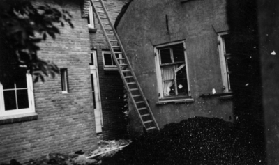 26273 Gezicht op het café Splinter te Spengen (gemeente Kockengen) met rechts het nieuw gebouwde woonhuis Helling.