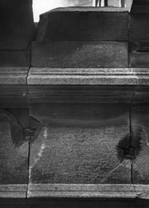 86664 Detail van een lijst in een gevel van de Domkerk te Utrecht, tijdens de restauratie van de kerk.