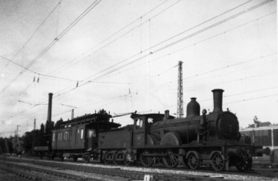 161415 Afbeelding van de stoomlocomotief nr. 1622 (serie 1600) van de N.S. met de bovenleidingmontagewagen 177028 te Leiden.