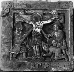 82251 Afbeelding van een uit de Pieterskerk (Pieterskerkhof) te Utrecht afkomstig reliëf, voorstellende de kruisiging ...