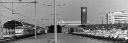 154562 Gezicht op het 1e perron van het N.S.-station Nijmegen te Nijmegen met links twee gekoppelde diesel-electrische ...