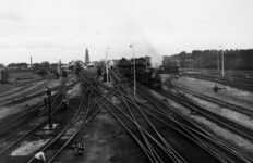 161141 Gezicht op het emplacement te Amersfoort met een vertrekkende trein getrokken door de stoomlocomotief nr. 3797 ...