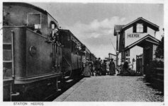 161298 Gezicht op het perron van het N.S.-station Heerde te Heerde, met een trein getrokken door de stoomlocomotief nr. ...