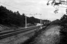 164005 Gezicht op de geëlektrificeerde spoorlijn Amersfoort - Zwolle, ter hoogte van Nunspeet, met een passerend ...