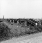 158113 Gezicht op de tijdens de oorlog vernielde spoorbrug over de Baardwijksche Overlaat tussen Waalwijk en Drunen.